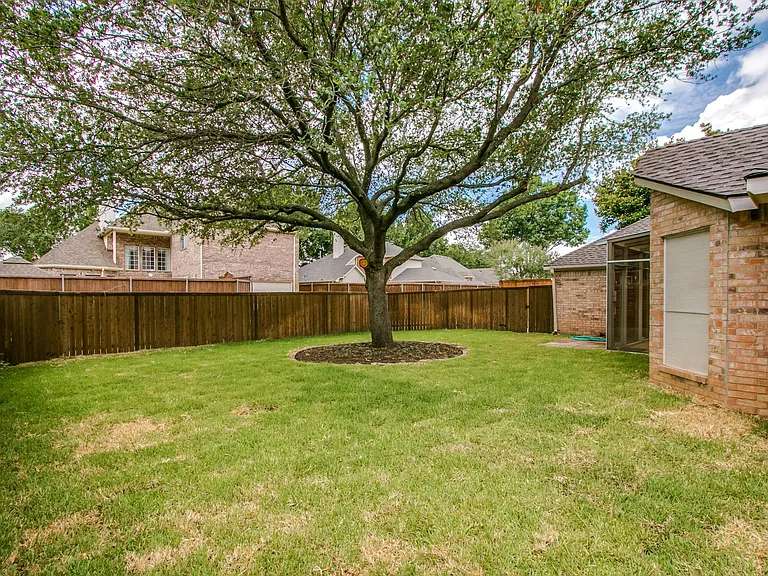 409 Lancashire Dr — Photo 30