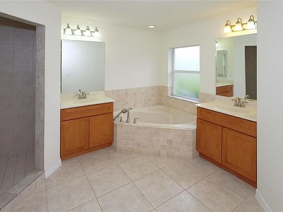 4th image of 2543 SW 28th Pl