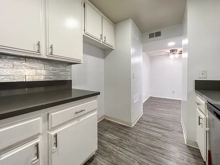 Gorgeous 2 Bed/2 bath apartment in excellent Sherman Oaks area! — Photo 25