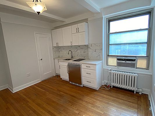 2nd image of 325 W 45th St #606A