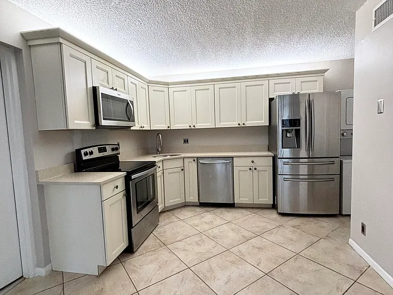 203 Foxtail Dr #F1 — Photo 2