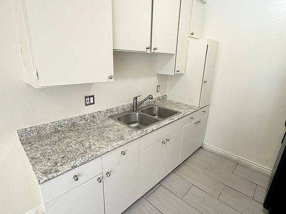 4th image of 14223 Delano St APT 5