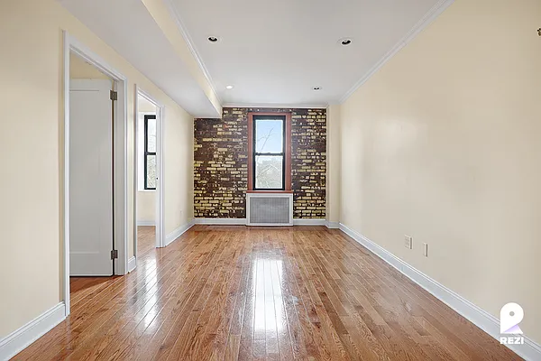 Rented by REZI | media 16