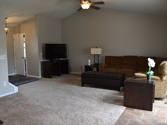 4th image of 940 Caxton Ln