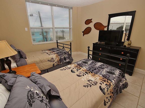 3rd Bedroom - Twin beds and large closets