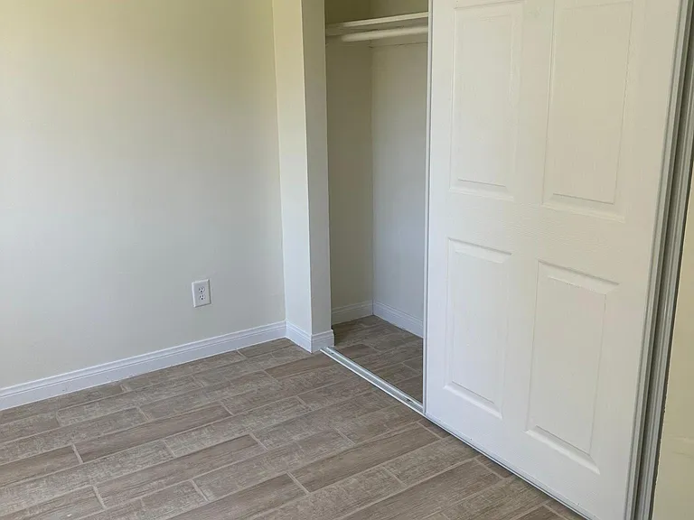 2637 Kenwood Ave #2 — Photo 14