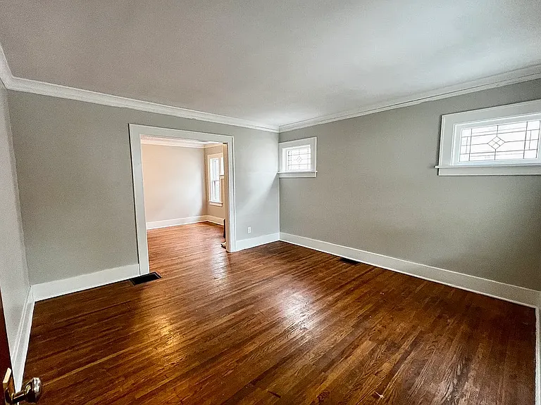 887 Woodbine Ave — Photo 5