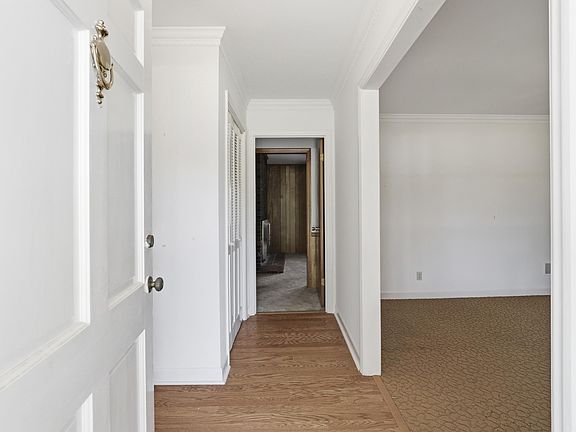 3rd image of 814 Mountain View Ct