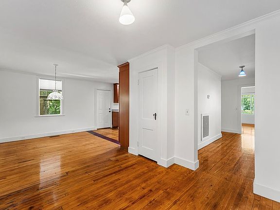 4th image of 204 Broad St