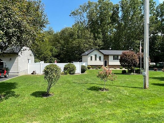 2nd image of 725 Niagara Trl