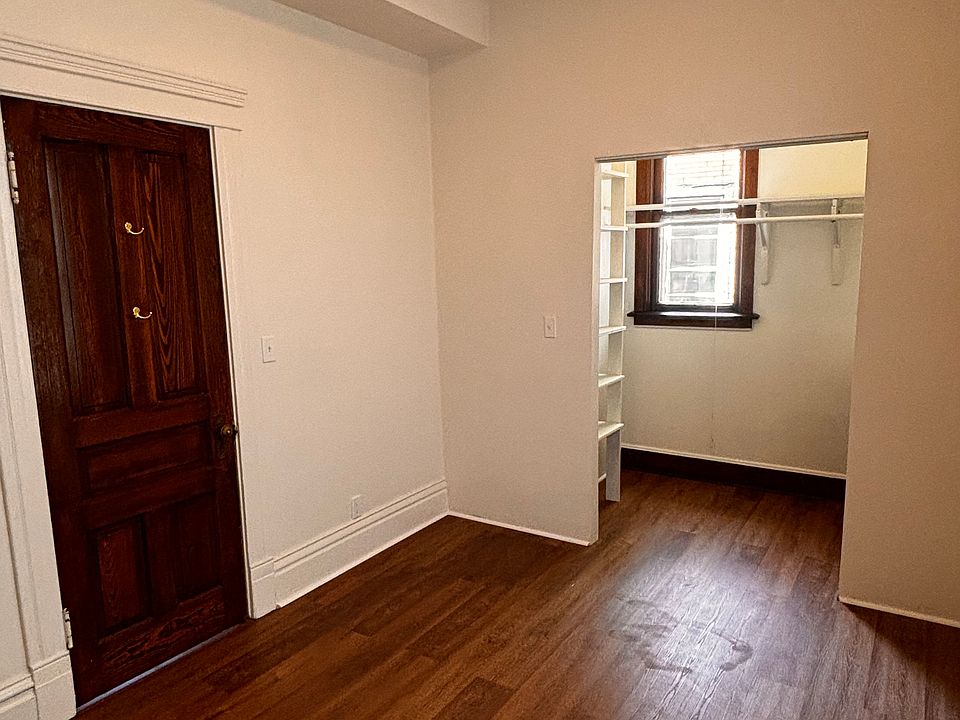 Master Bedroom (9'x12' + closet 5.5'x4')