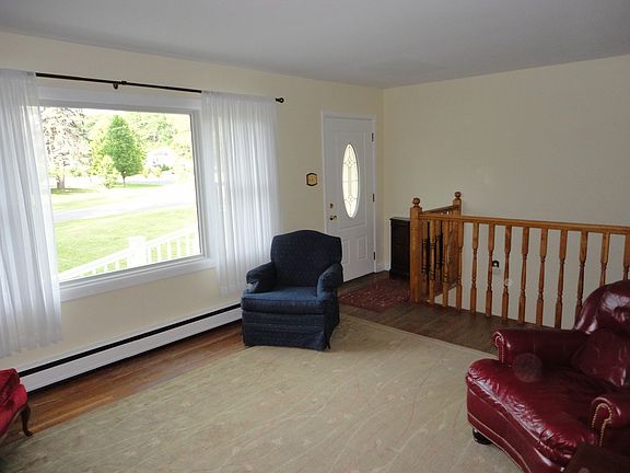 2nd image of 10 Orchard Ln