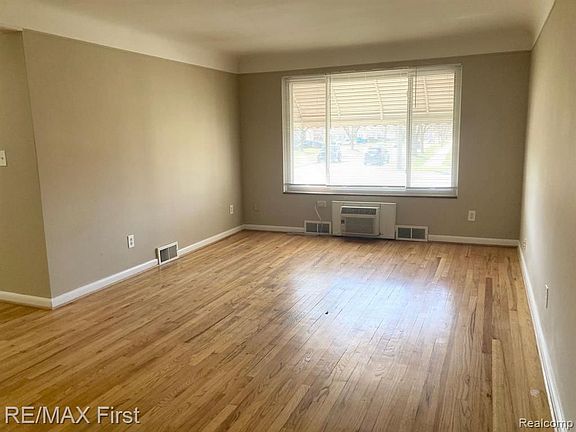 3rd image of 1725 Gardenia Ave #1