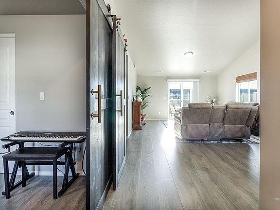 3rd image of 1847 E Mesa Fls