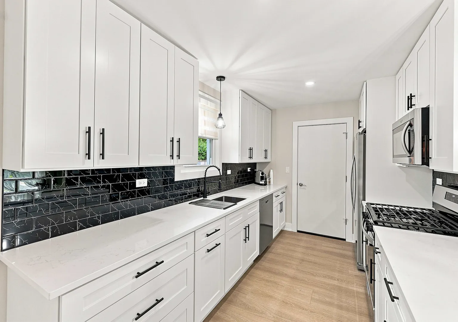 3 bed, 1637 sqft, $3,400 — Photo 4
