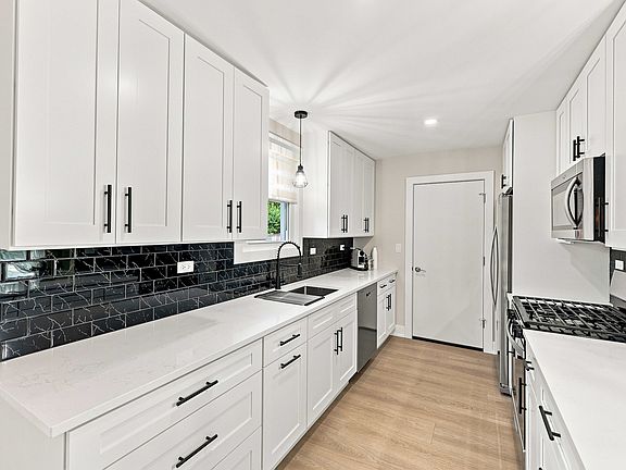 4th image of 352 Sioux Ln