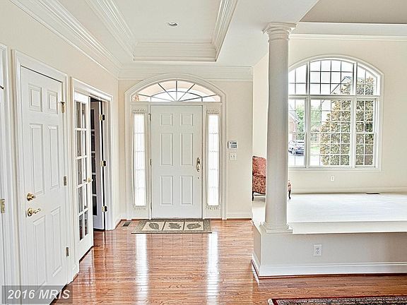 Beautiful foyer, sparkling clean!