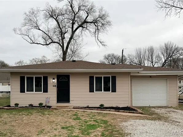 315 Pershing Ave, Wood River, IL 62095