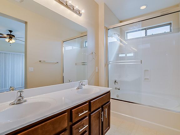 4th image of 1067 W Stephanie Ln