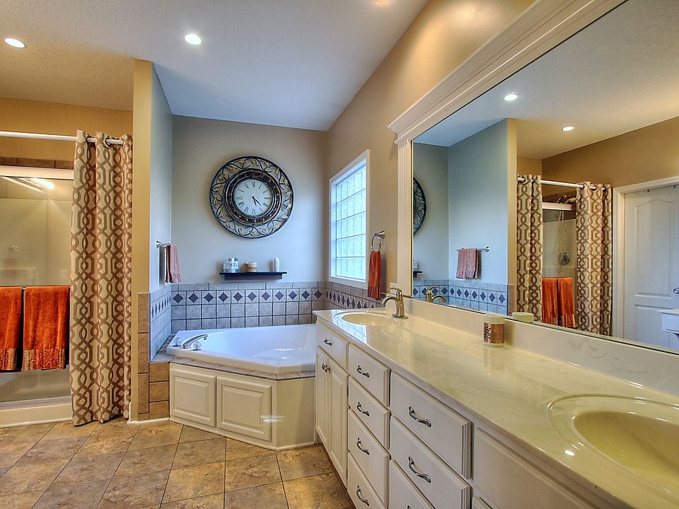 Master Bathrm w/Dual Vanity