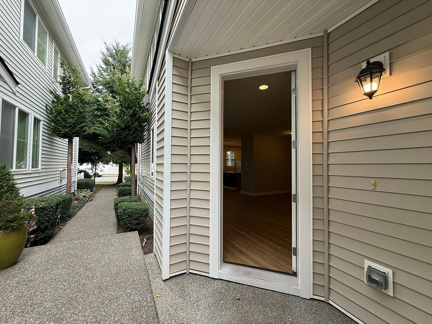 Large Corner Unit Townhome - 2 Car Garage — Photo 2