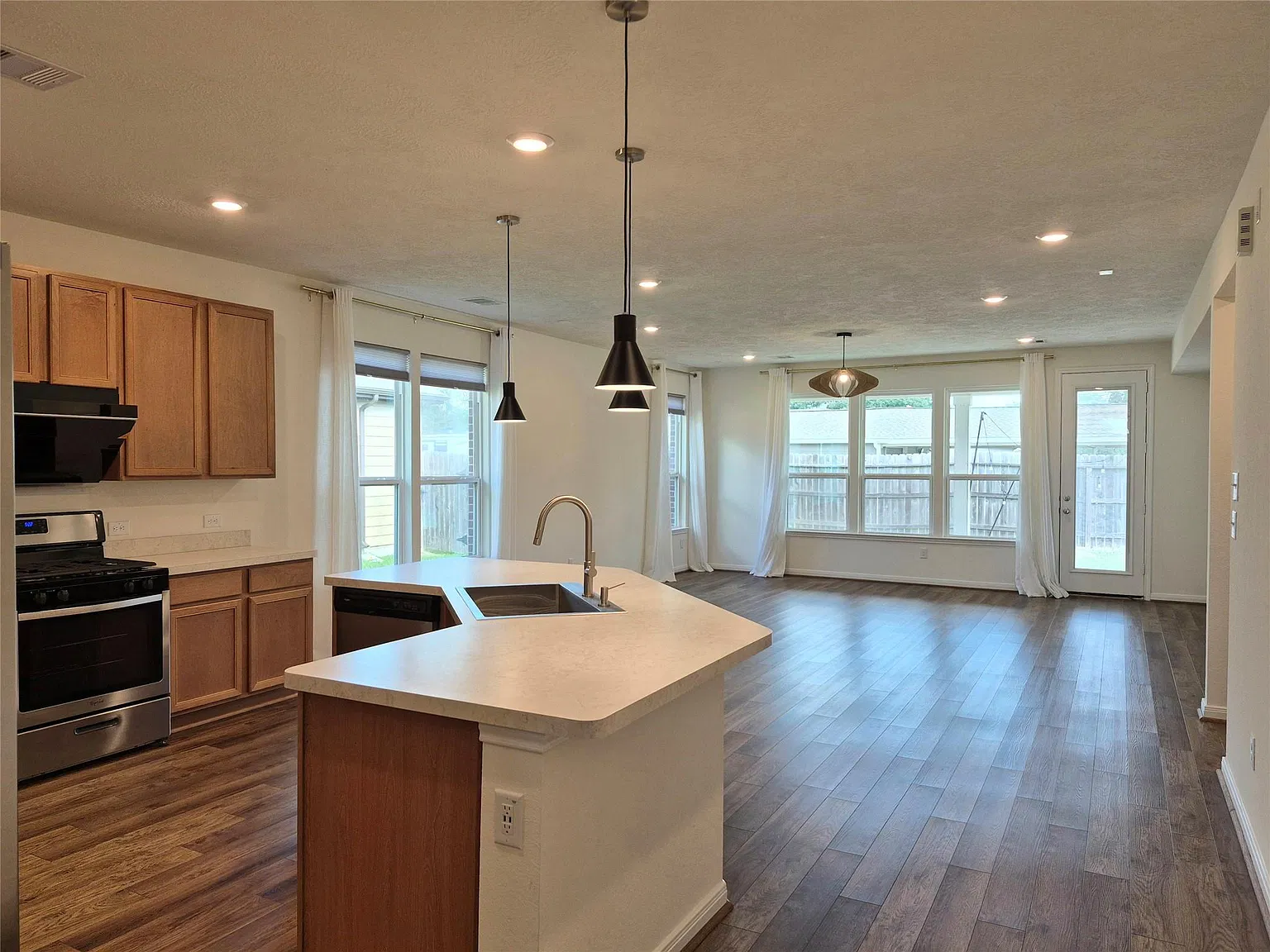 3 bed, 2.0 bath, 2206 sqft, $2,260 — Photo 4
