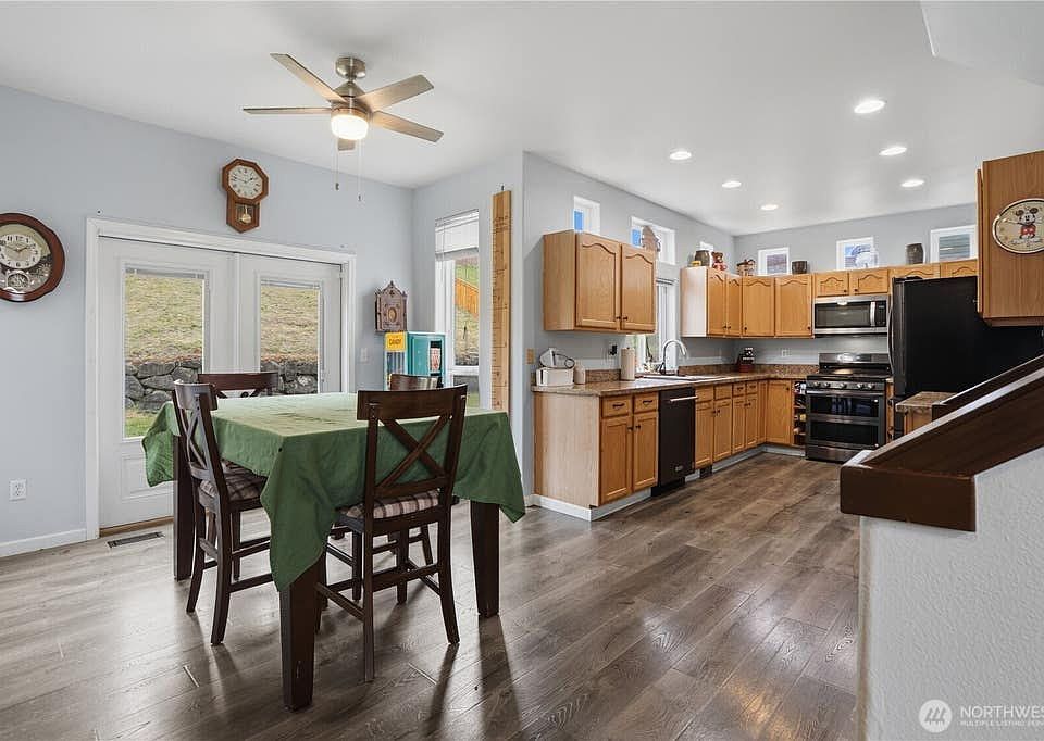 1st image of 665 Tufts Ave E