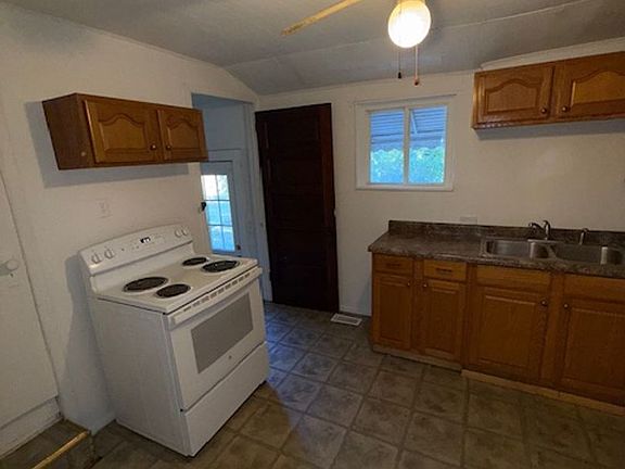 4th image of 1800 E Division St