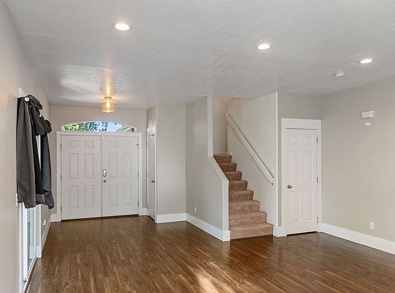 3rd image of 352 E Bayside Dr