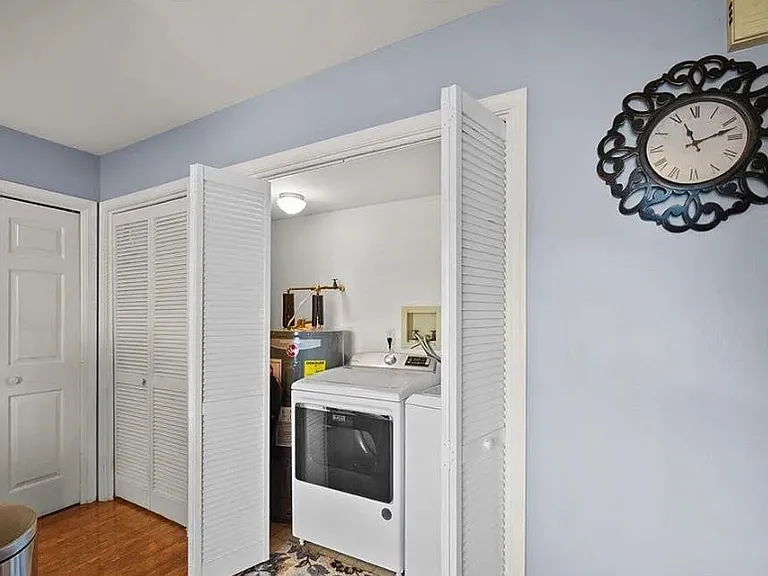 710 Briarwood Dr #B — Photo 3
