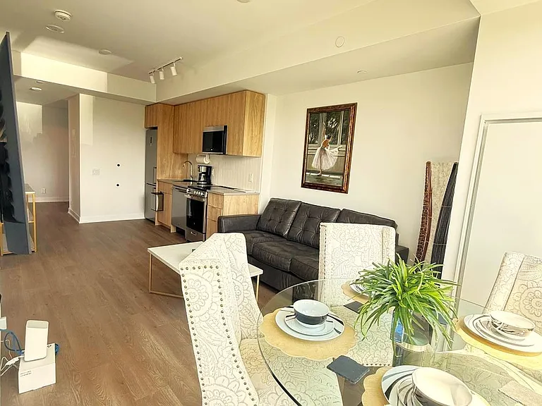 1660 Bloor St W #810 — Photo 8