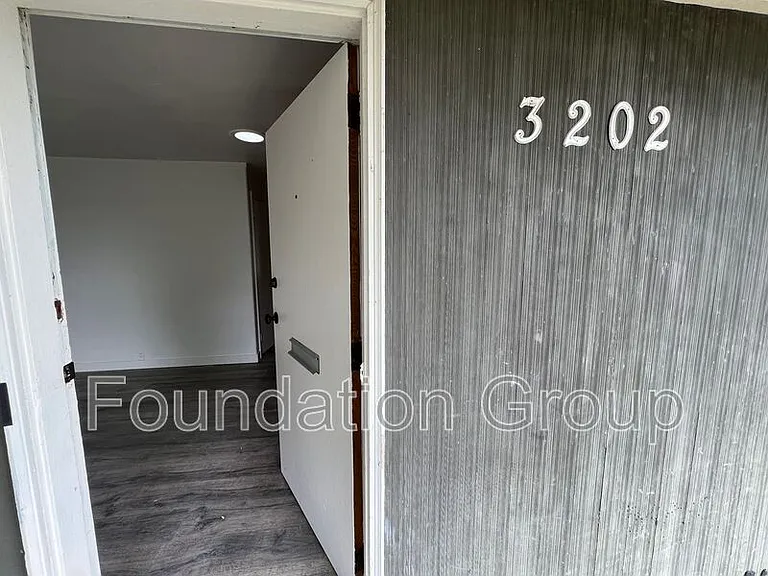 3202 Farragut Ave — Photo 2