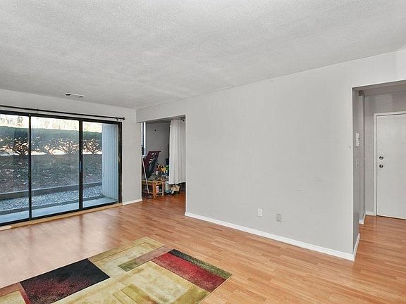 3rd image of 34 Shrewsbury Green Dr