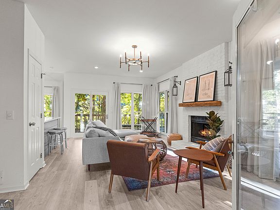 3rd image of 1042 Cupp Ln
