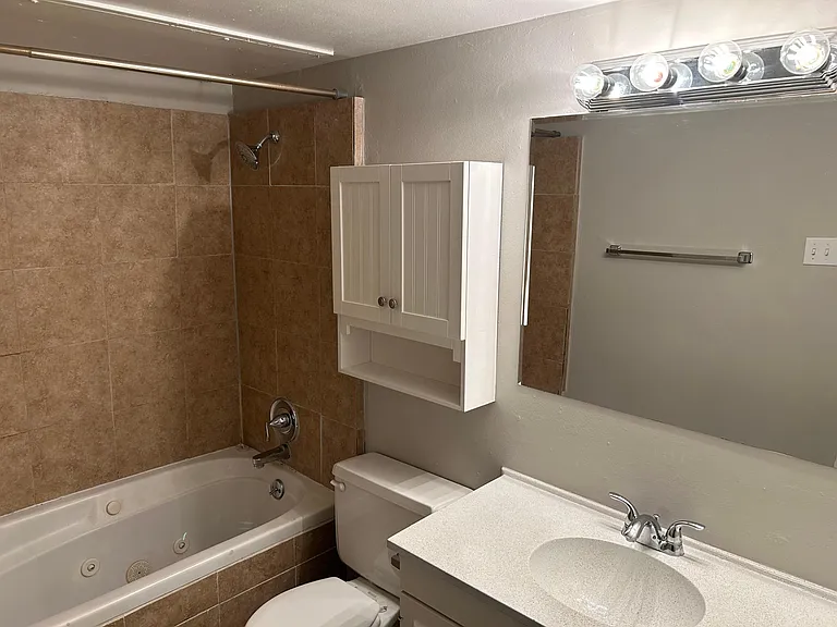 944 Elmwood Dr — Photo 9