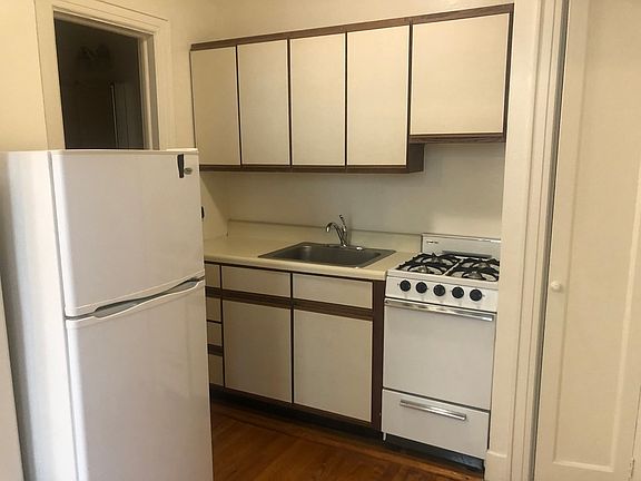 4th image of 142 Henry St #3