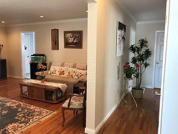 5th image of 2937 Fresno St