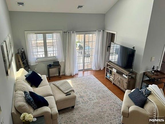 5th image of 105 Roseland Ave Unit 304