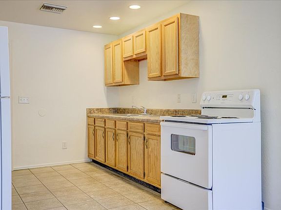 4th image of 2702 N Dodge Blvd Unit 2