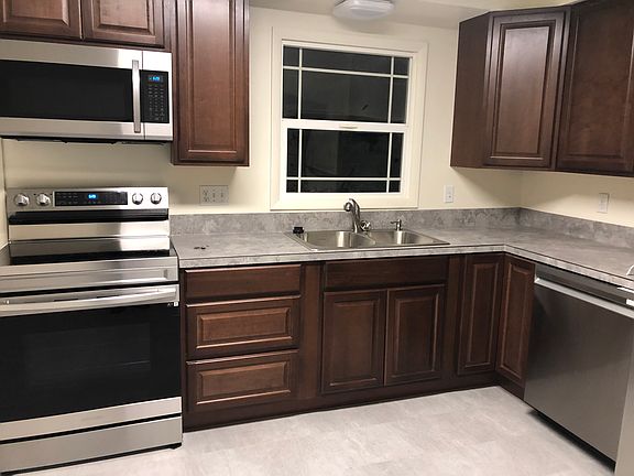 3rd image of 985 Terry Dr