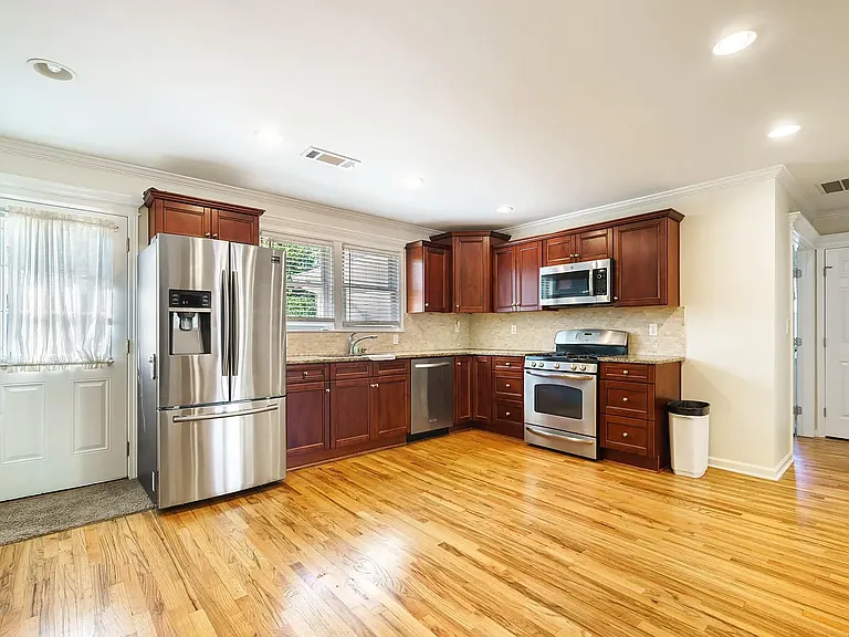 1253 Oak Grove Ave — Photo 15