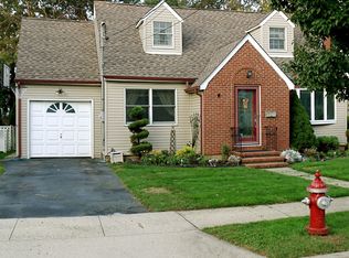 69 Beechwood St, Farmingdale, NY 11735
