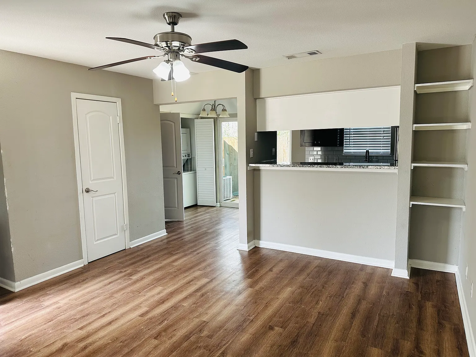 1 bed, 1.5 bath, 875 sqft, $1,210 — Photo 2