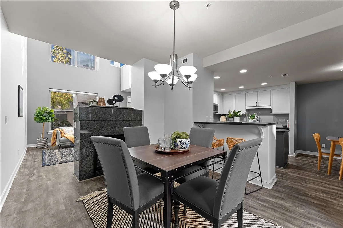 3 bed, 2.5 bath, 1899 sqft, $3,695 — Photo 3
