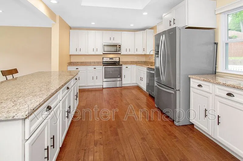 5 bed, 3.0 bath, 2400 sqft, $4,450 — Photo 4
