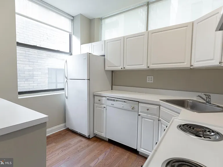 220-2 S 16th St #402 — Photo 17