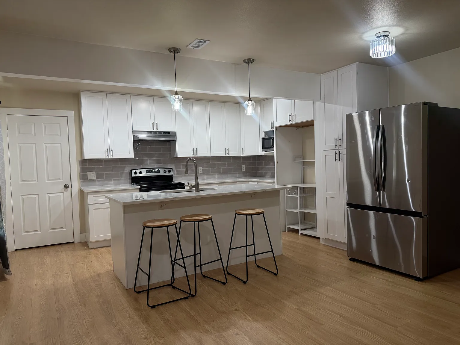 3 bed, 2.5 bath, 1396 sqft, $2,700 — Photo 4