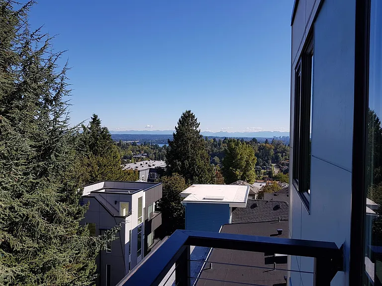 Hamilton- Your Bright, Modern City Home! — Photo 26