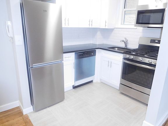 3rd image of 37-15 Parsons Blvd #5BA
