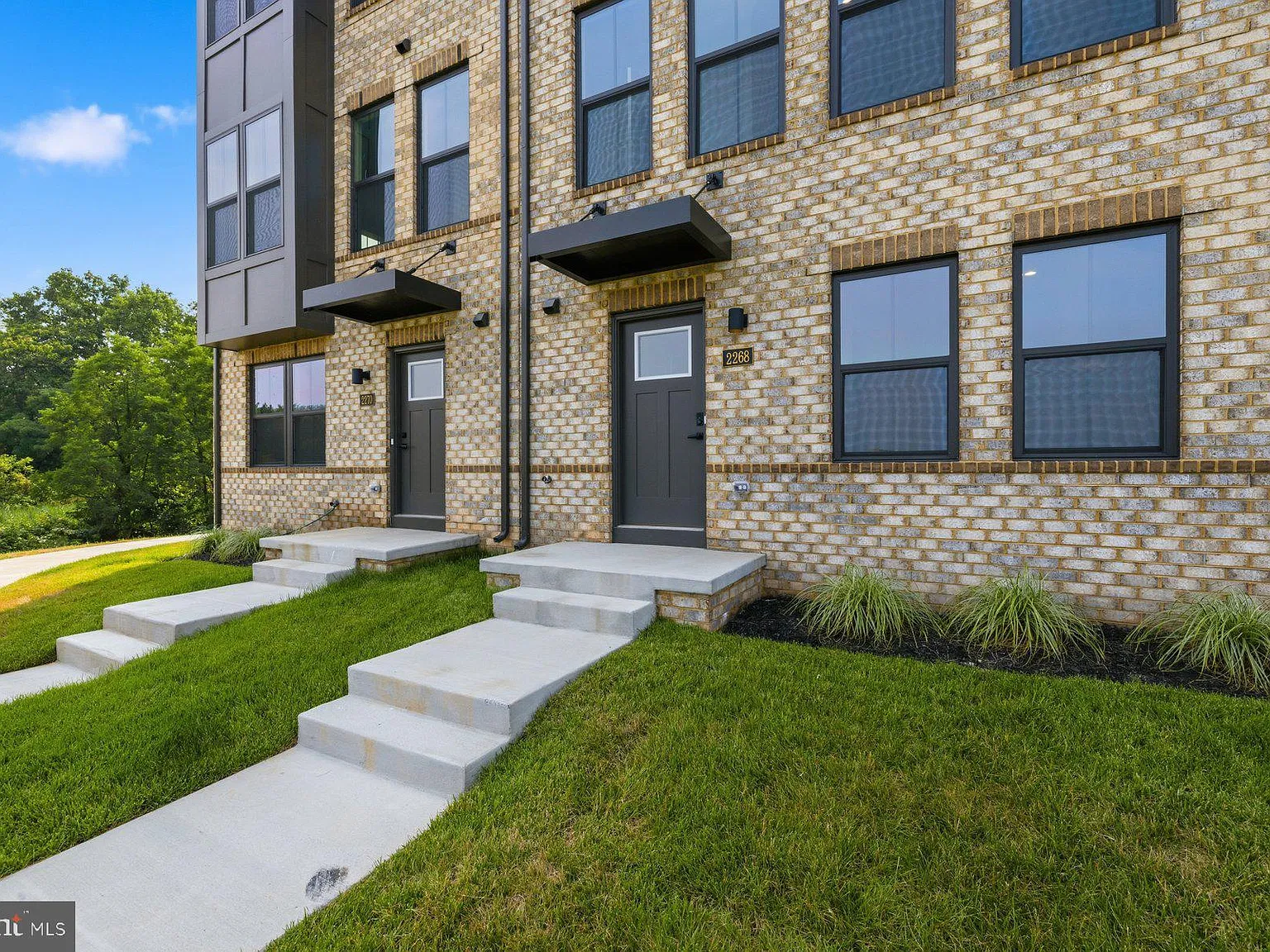 3 bed, 5.0 bath, 2571 sqft, $4,700 — Photo 2